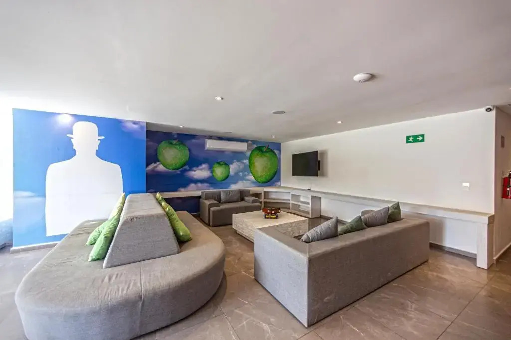 CHIC 2 Bdr GALLERY CONDOS near 5th avenue & BEACH