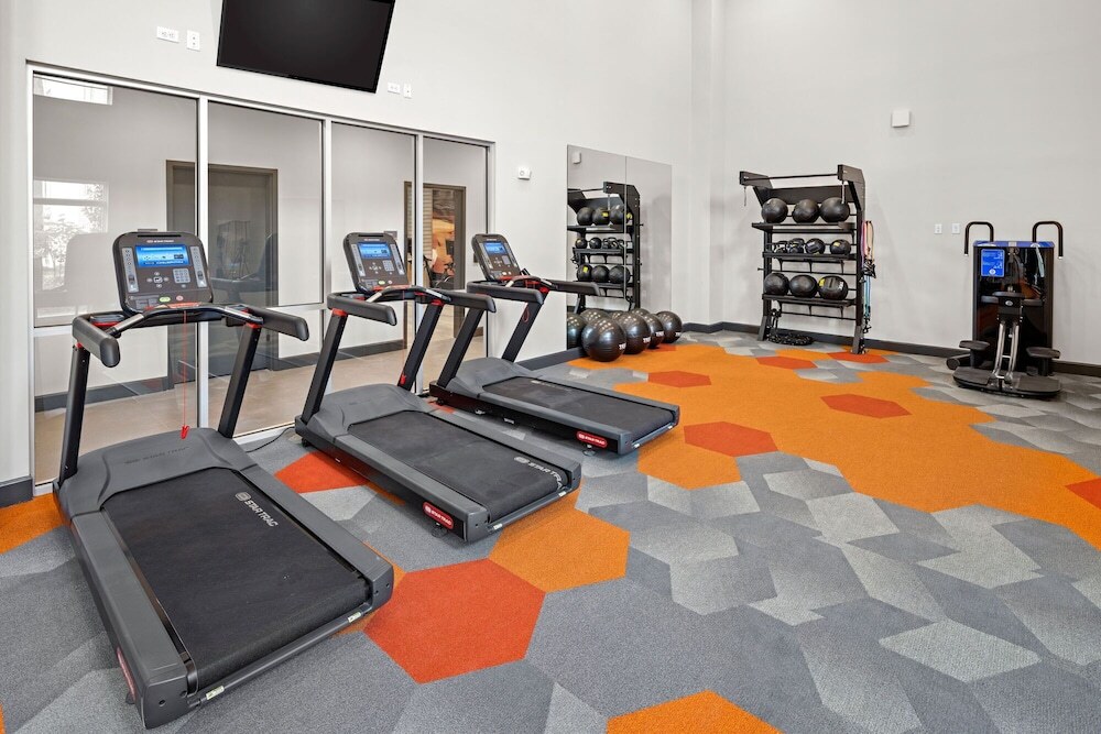 Riviere 3BR Apartment Stylish King Family Pets Friendly Pool & Gym Near Epic Universe