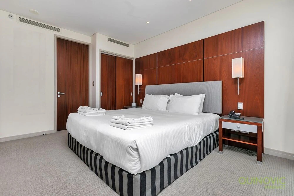 QV Central Upscale Apt in a Hotel (929)