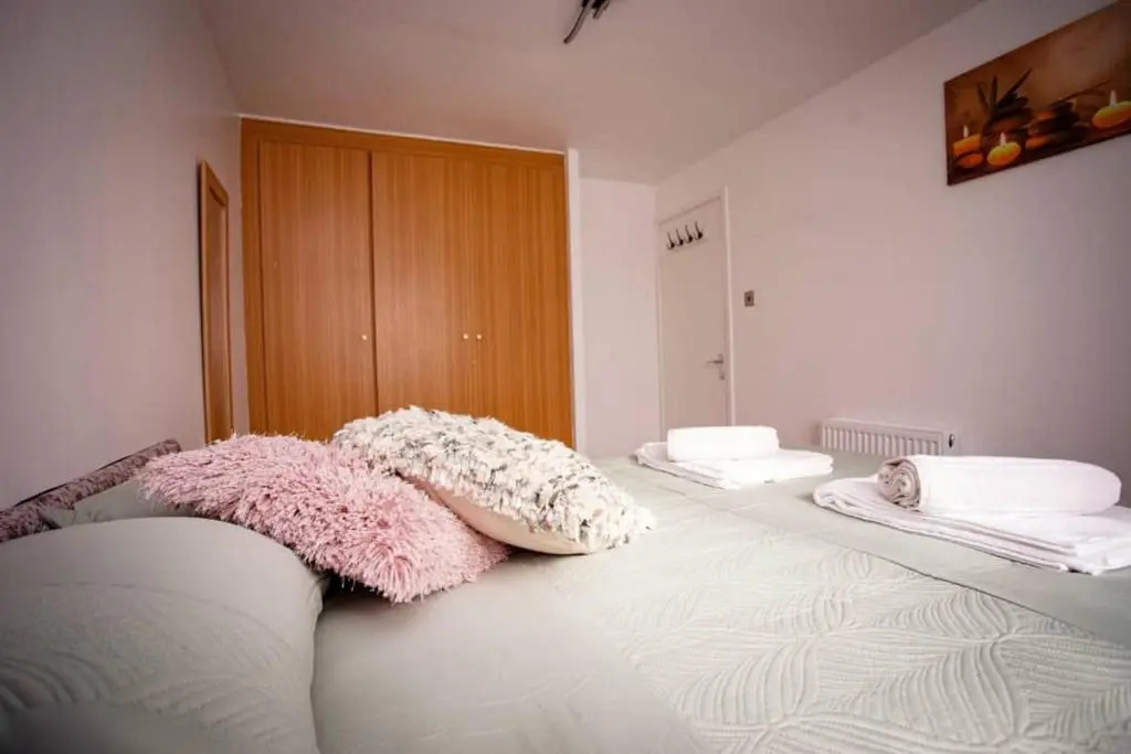 Cozy 3-bedroom Home in Luton