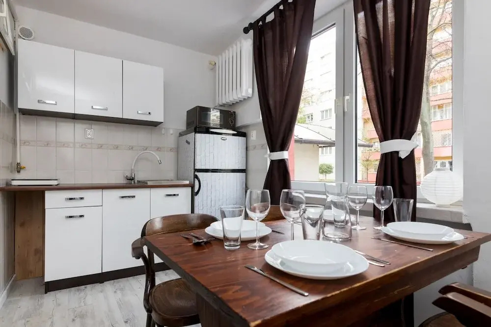 Metro Wilanowska 3-Bedroom Apartment
