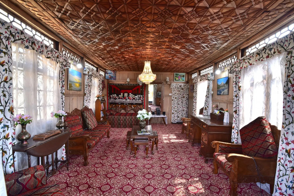 Golden Hopes Group of Houseboats
