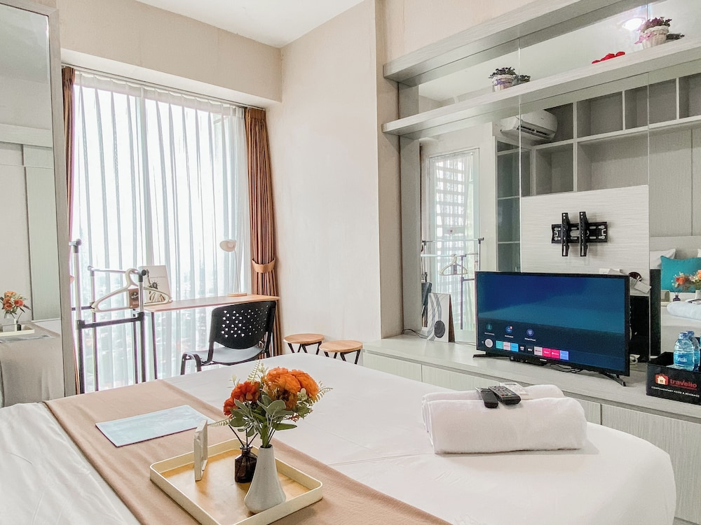 Warm And Minimalist 1Br Without Living Room Grand Kamala Lagoon Apartment