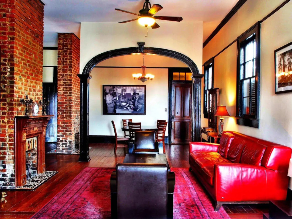 Royal Street Inn & Bar