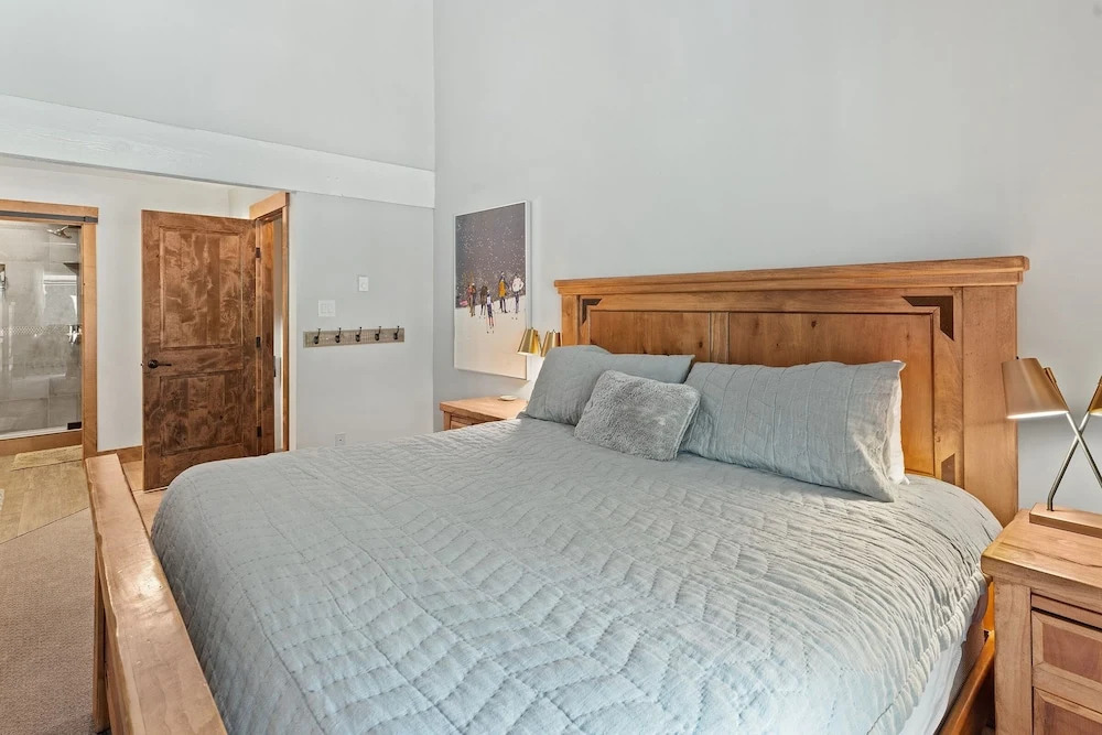 Winterset 1 4 Bedroom Condo by RedAwning