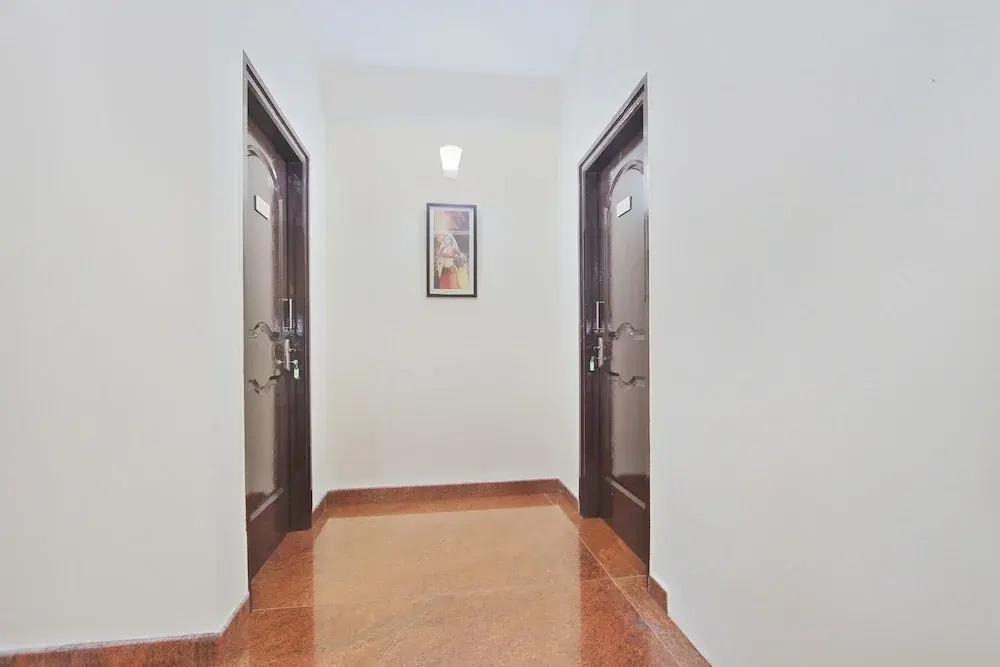 OYO 9748 Hotel Girgaon Palace