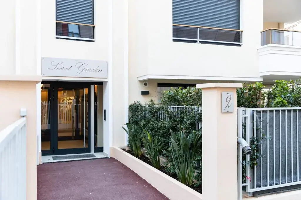 MODERN GARDEN-LEVEL APARTMENT 2 mn from the beaches !