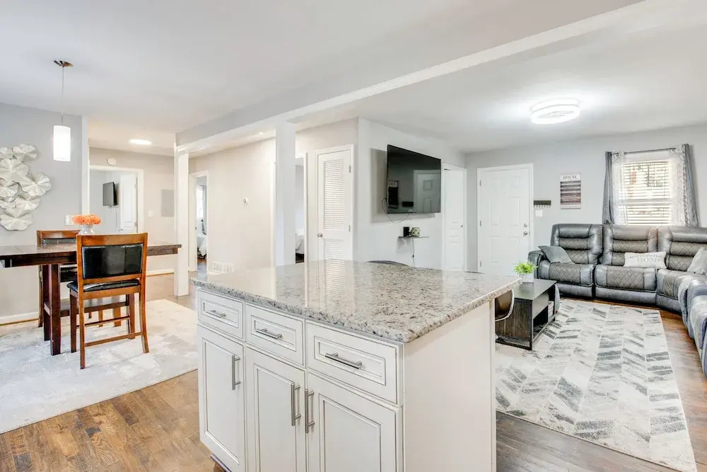 Private Deck, Yard! Family Stay Near Mercedes-benz