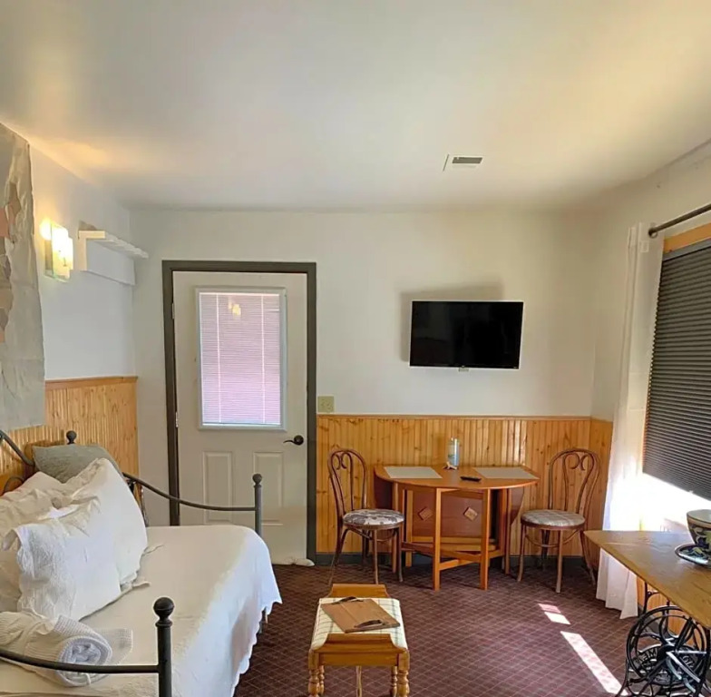 Fireside Inn & Hostel