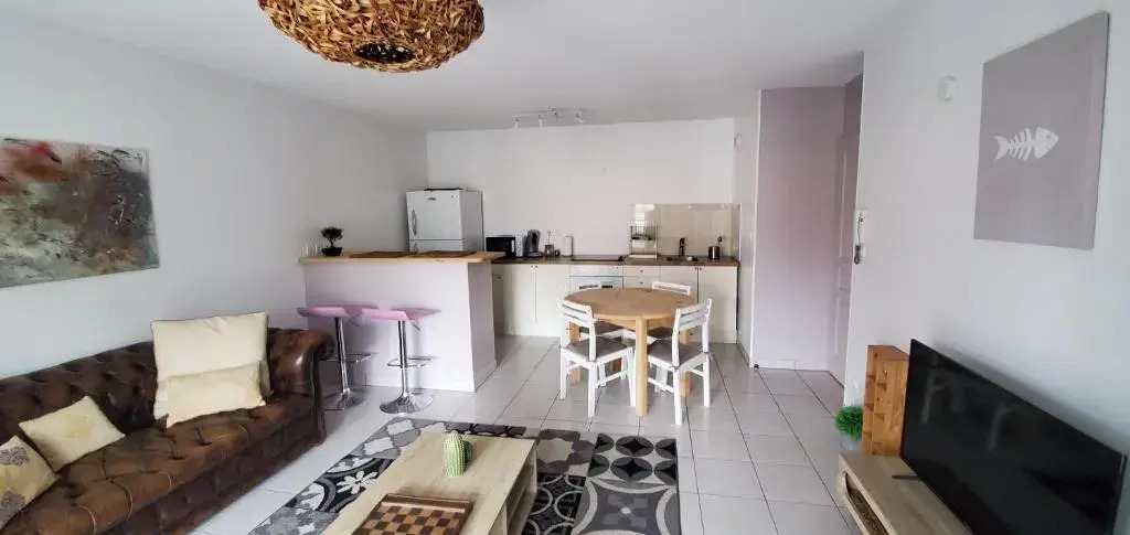 Appartement climatisé 2 chambres Balcon Parking privé couvert Centre Village