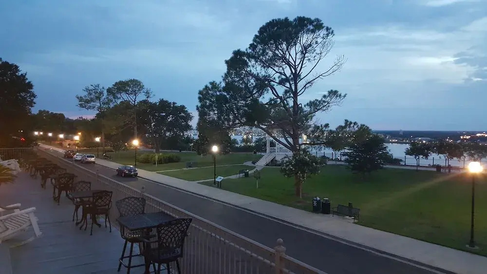 Bowie's Tavern - Restaurant & Bar & Inn