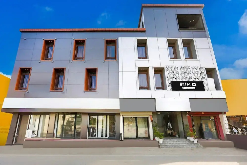 Stylish Stays Near Isbt Dehradun
