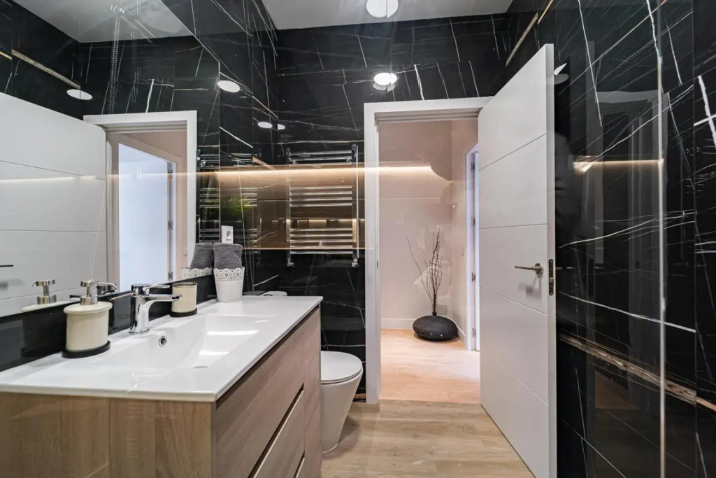 EdSam Madrid Apartments Black