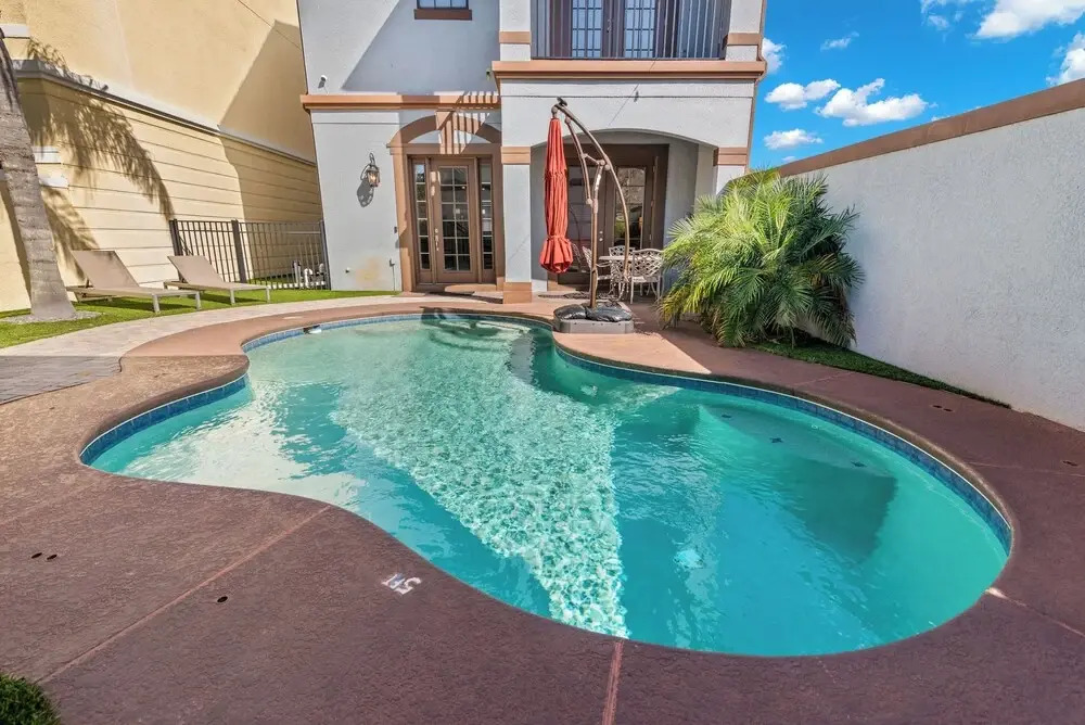 Inviting 5BR Villa in Reunion Resort