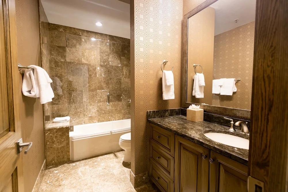 Premium Luxury Three Bedroom Suite with Two Hot Tubs