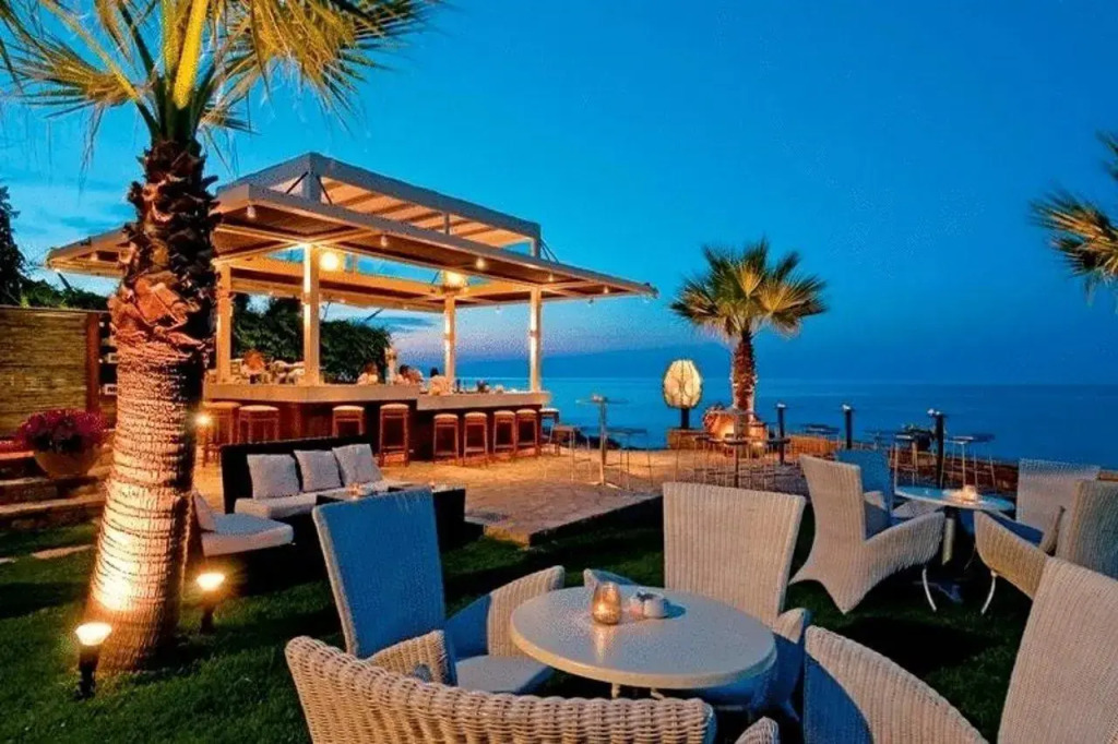 Cavo Seaside Suites