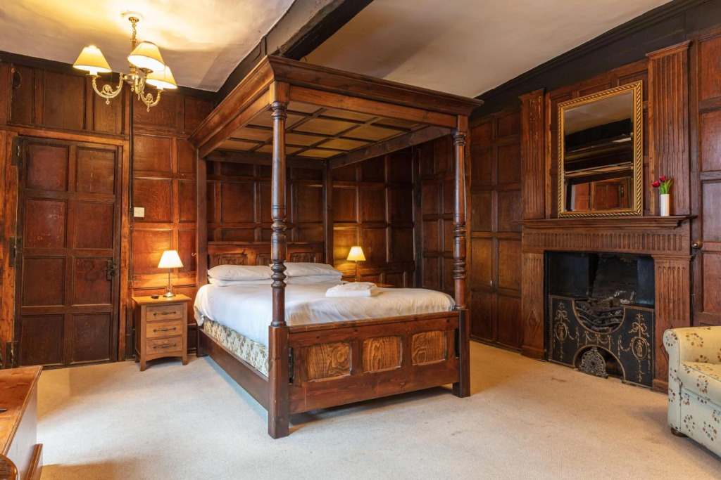 The New Inn by Roomsbooked