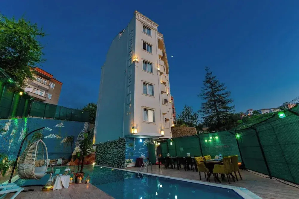 Li̇fe Pool Sui̇te Hotel