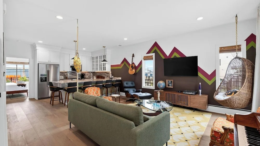 That 70s Show by Avantstay Skyline Views + Rooftop Hot Tub + Bumper Pool Mins to Broadway + Nissan Stadium + Germantown