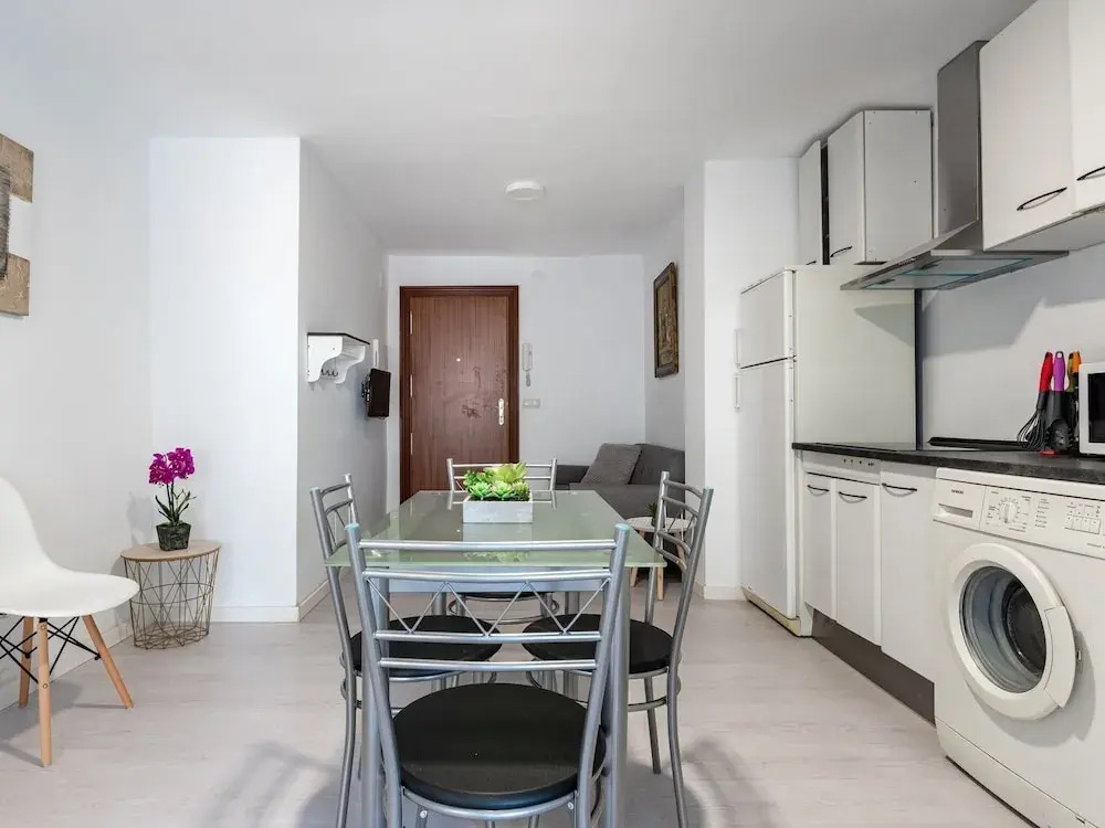 Simplistic Holiday Home in Málaga near Moorish Castle