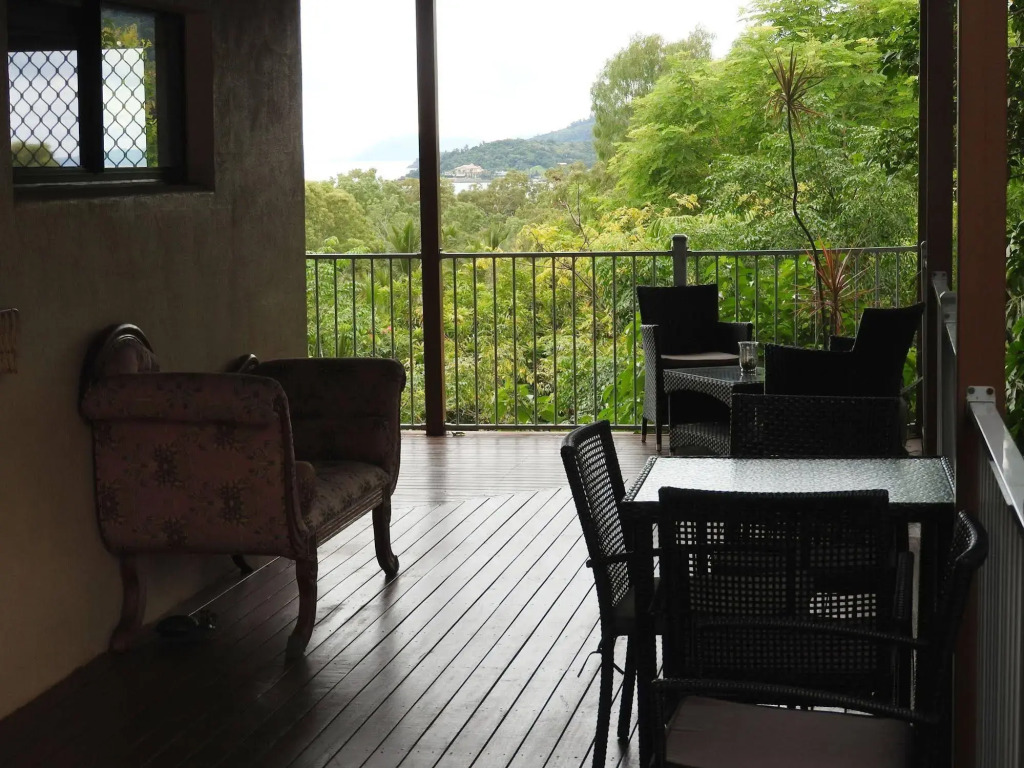 Airlie Beach Myaura Bed & Breakfast