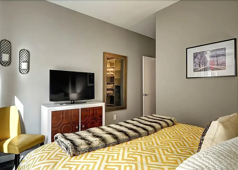 Belltown Court Suite Decadence - Two Bedroom Apartment with Balcony