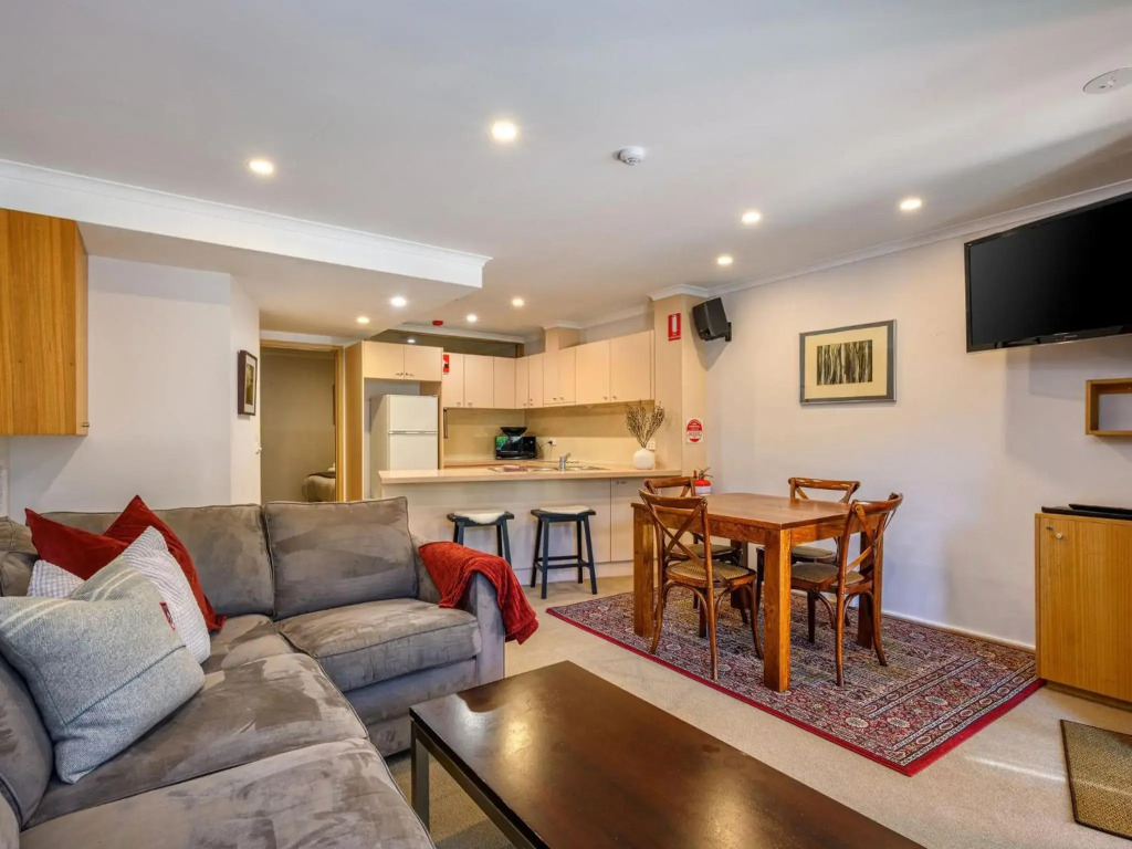 Lhotsky Studio 1 Bedroom with quiet location and onsite parking