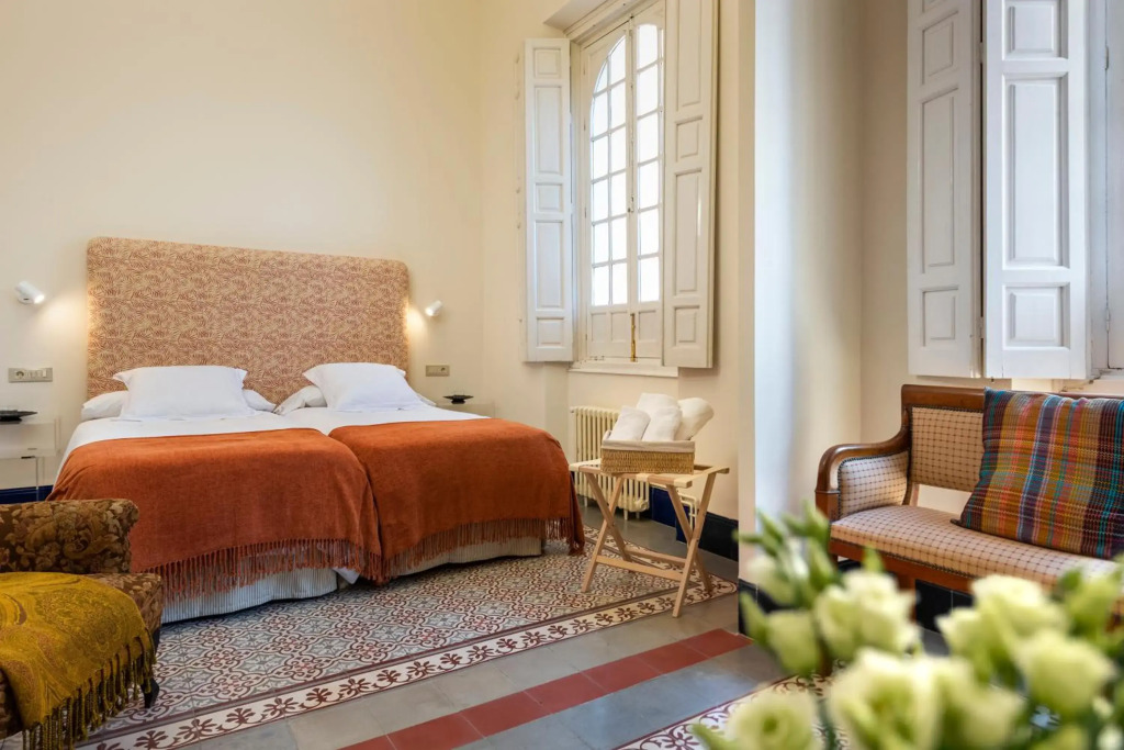 Villa Alfonso, Restored Palace House with gardens and Monuments Views