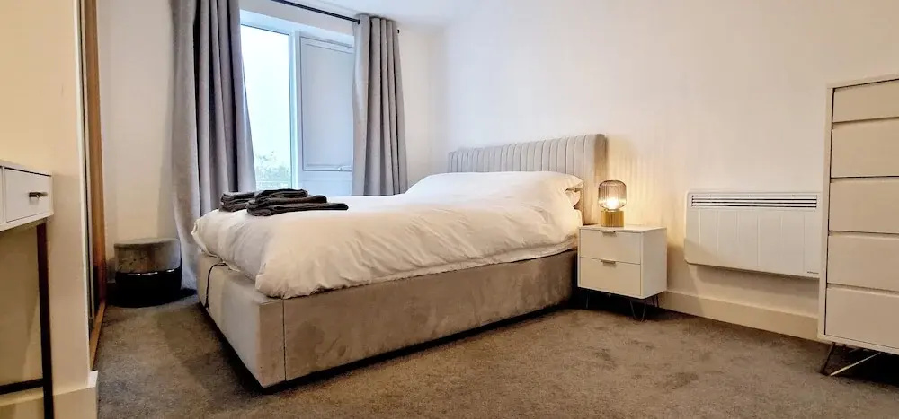 Gym, Free Parking, 25 Mins to Central London
