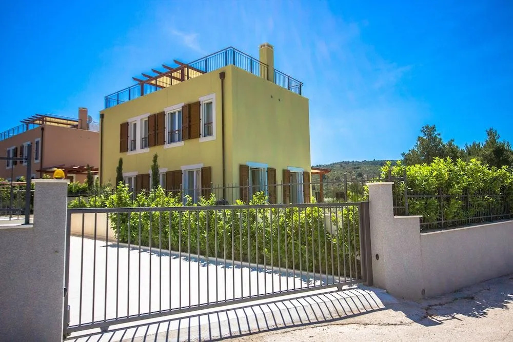 Villa Aurelia by Domus Mirus - Rooftop Cinema & Pool & 6 Minute Walk to Beach
