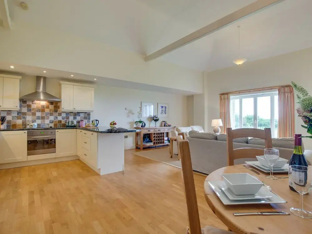 Lovely Holiday Home in Edmonton With Garden