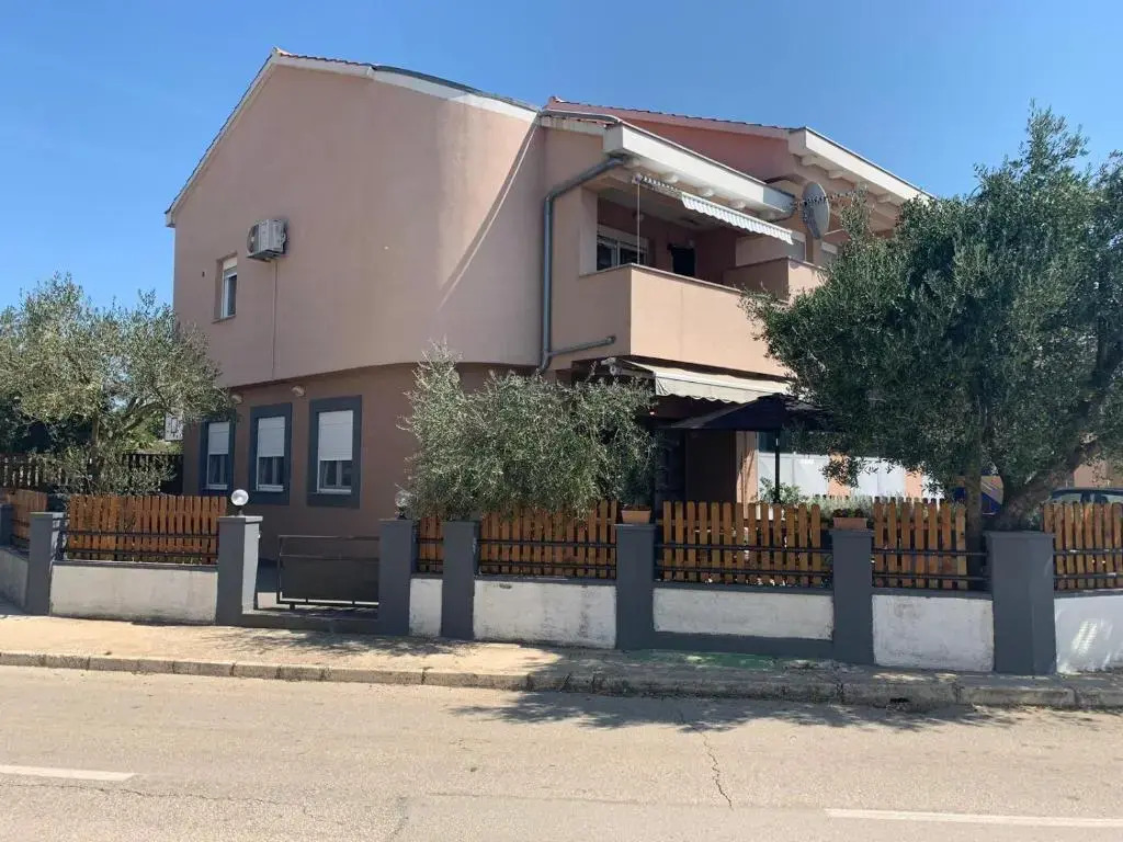 Deluxe Apartment No.8