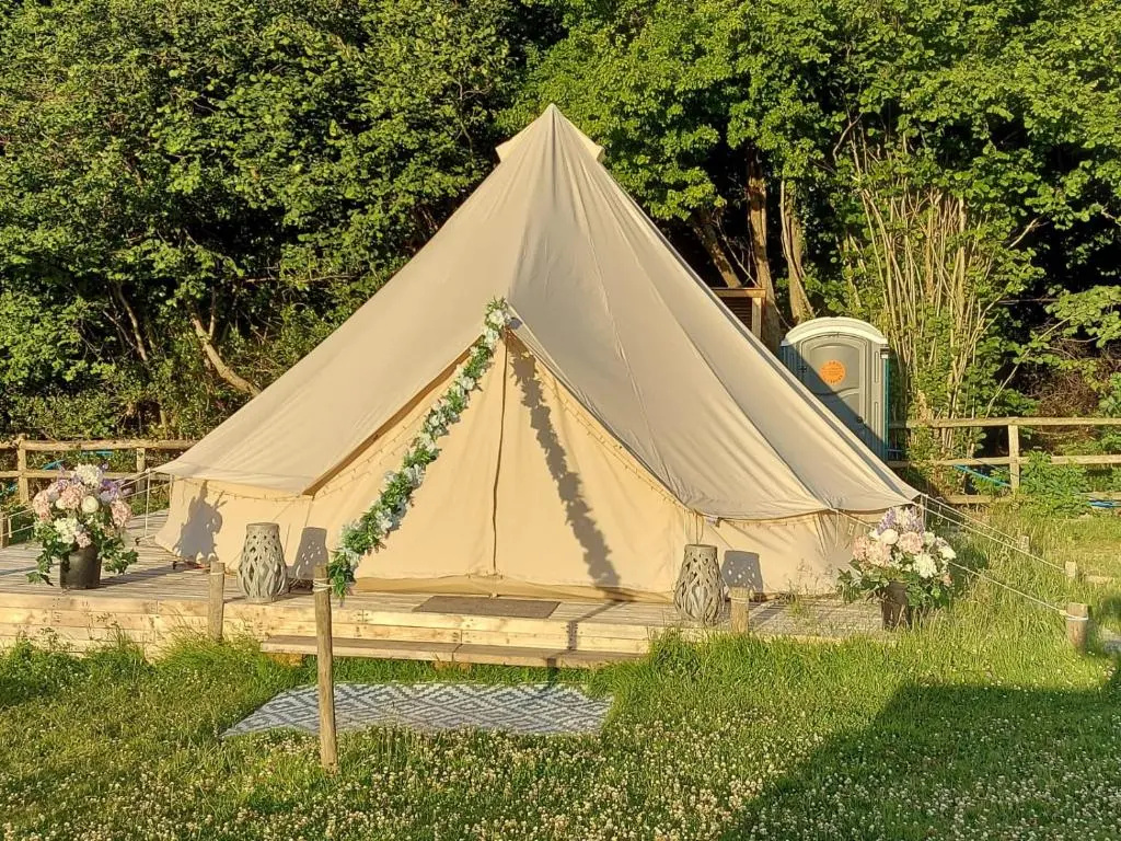 Hopgarden Glamping - Luxury 6m bell tent