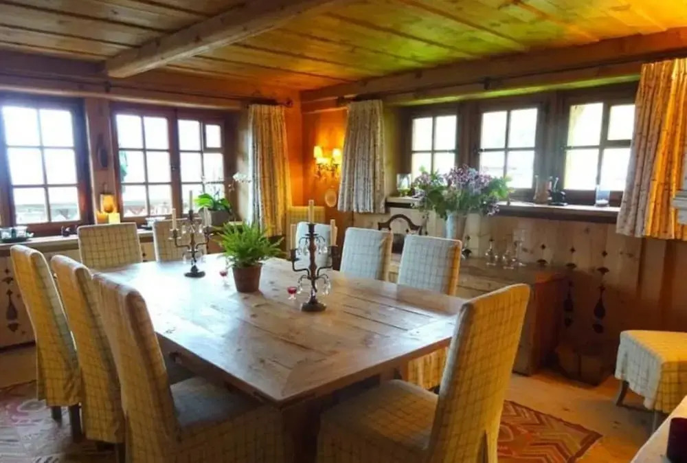 Cozy fully serviced Twin Chalets