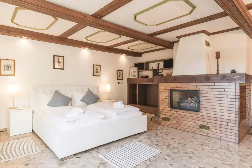 Yes, it is RETRO - Big Villa with Indoor Pool by ichbucheAT