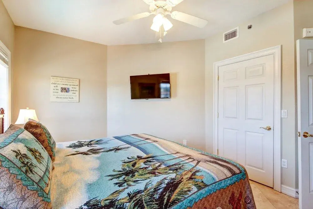 Deluxe Condo at Main Beach