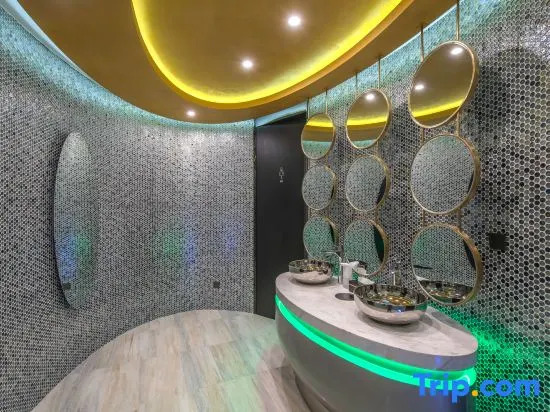 X Art Hotel