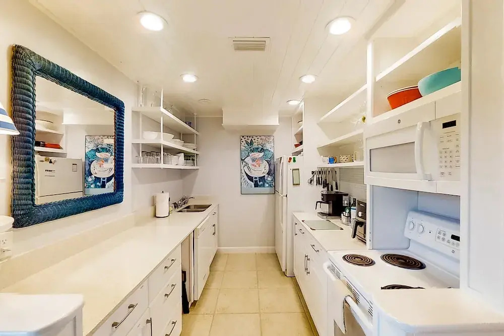 Two-story Condo With Pool, Tennis & Patio - 2 Short Blocks to the Beach