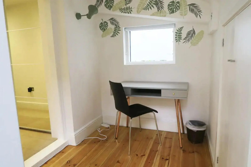 Homely 4 bedroom flat with private courtyard near Angel, East London
