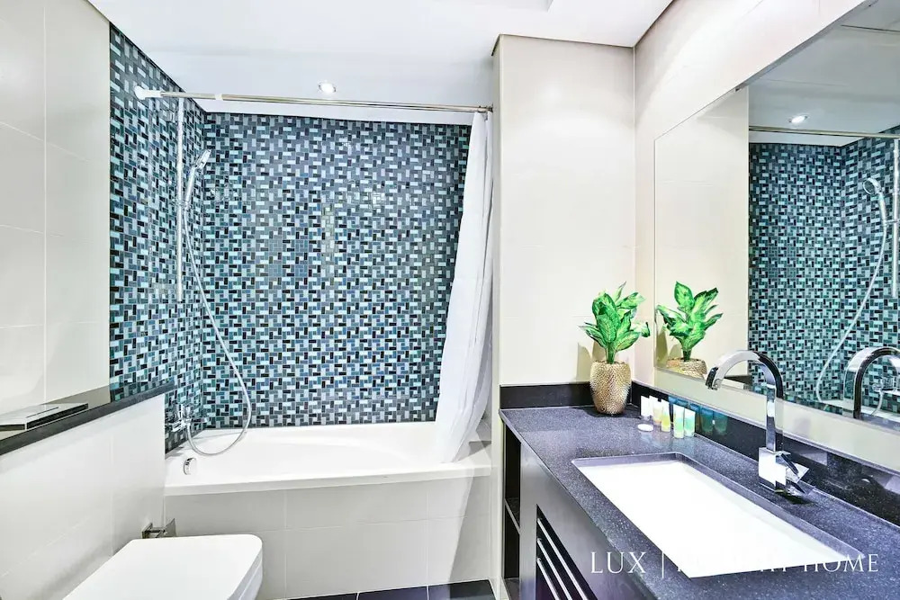 LUX Cayan Superior Suite 5 Dubai Marina