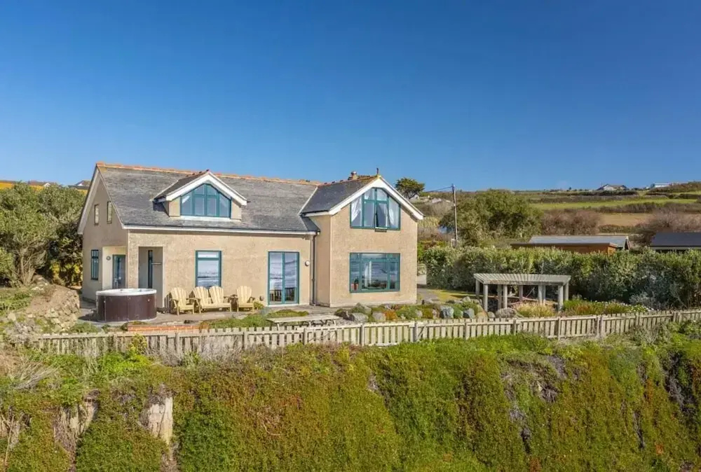 Private Cliff top Retreat by Perranuthnoe Beach