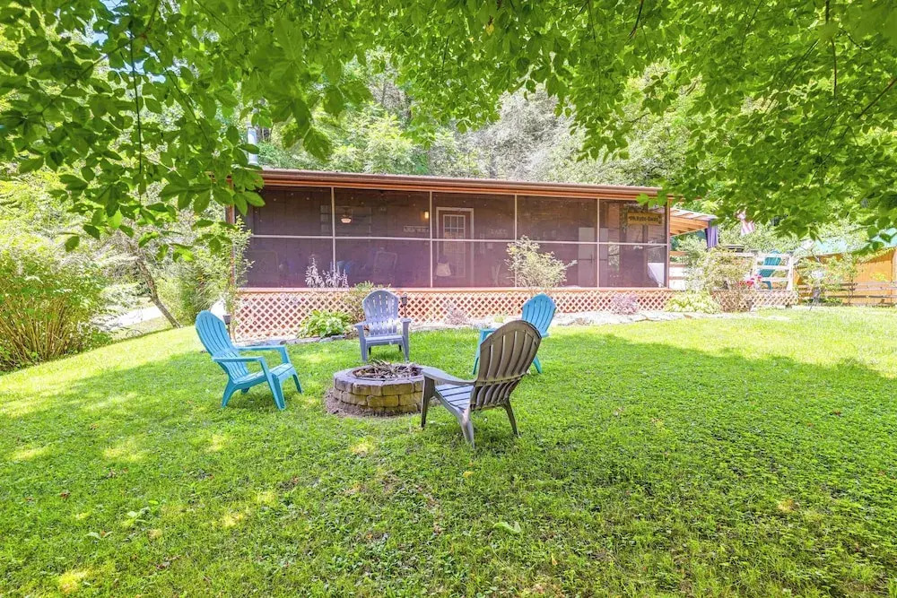 Bryson City Home w/ Deck ~ 1 Mi to Fontana Lake