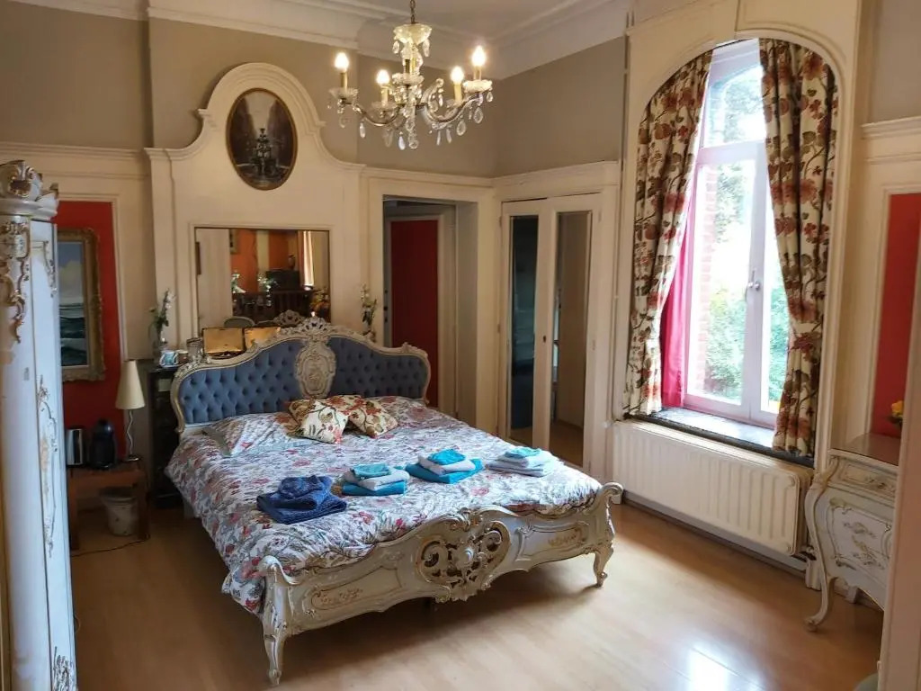 Château Lambert Moulinsart Hotel, shuttle airport, long term parking, snooker, large terrasse, dinner, breakfast