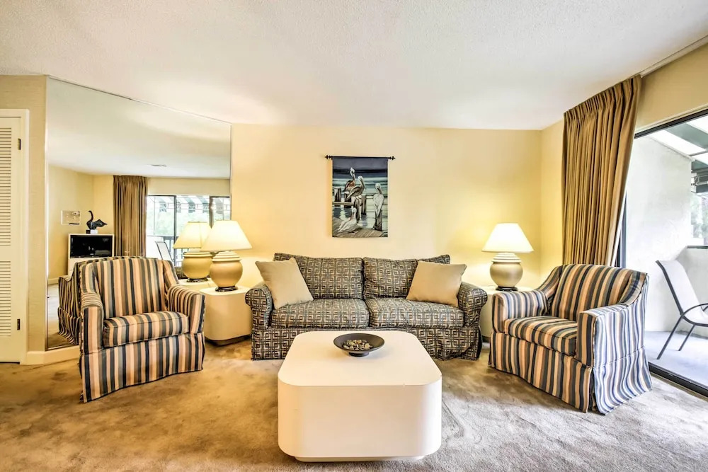 Niceville Condo w/ Pool Access < 8 Mi to Destin!