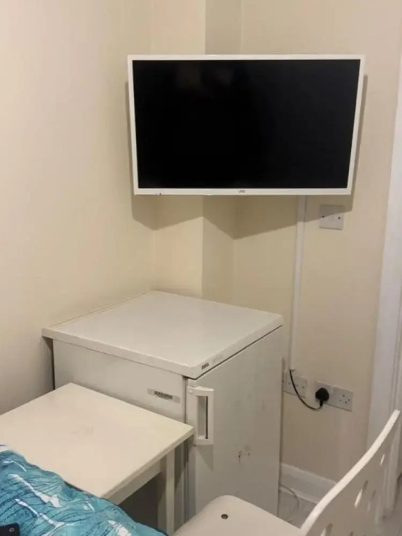 Komegloba Mega room, Moston Station