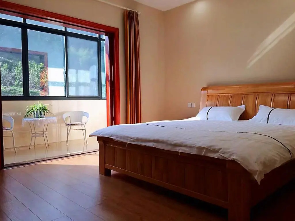 Lakeside Xiaozhu Guesthouse