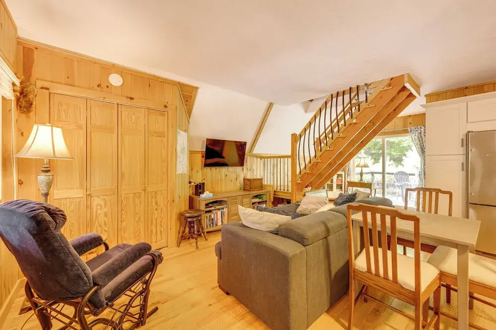 7 Mi to Ski Slopes! Cozy Madison Cabin w/ Fire Pit