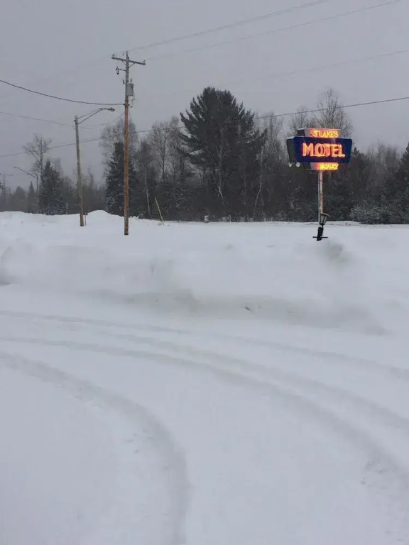 Three Lakes Motel