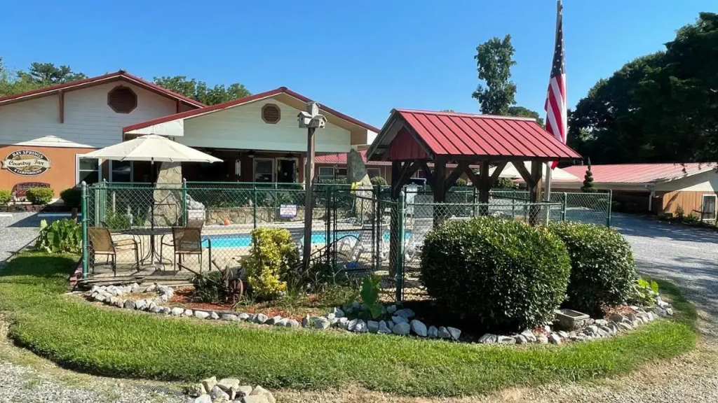 Bay Springs Country Inn & Marina