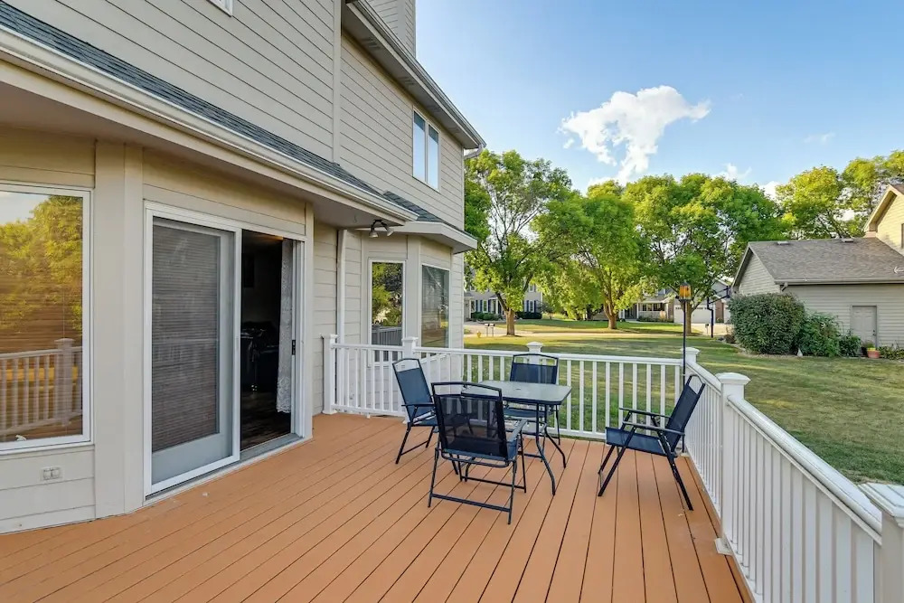 Des Moines Suburb Stay w/ Spacious Layout & Deck!